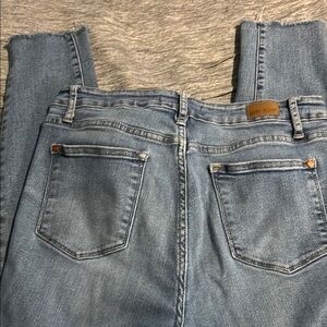 Judy Blue women’s Cropped Light Blue Jeans